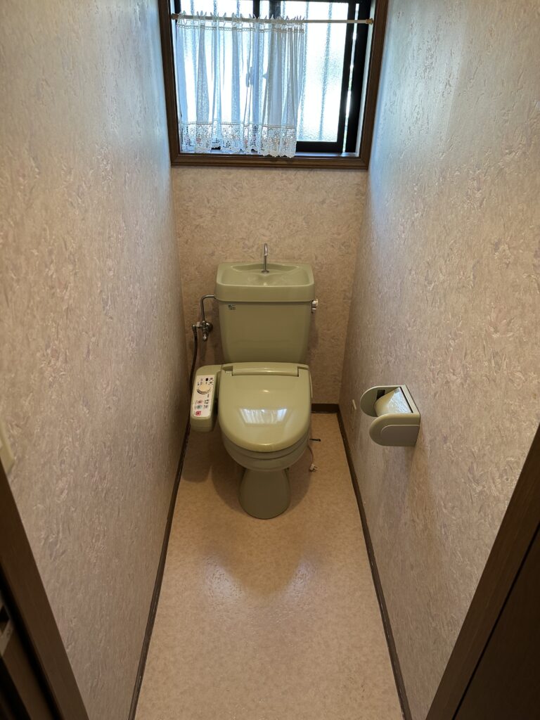 明石市でトイレリフォームをしました。TOTOのタンクレストイレでスッキリと広くなりました。