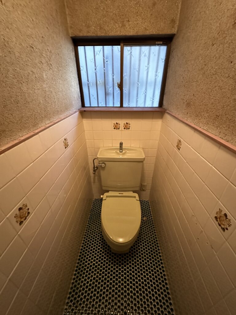 明石市でトイレのリフォームをしました　タイル張りで寒々しいトイレも おしゃれ空間に