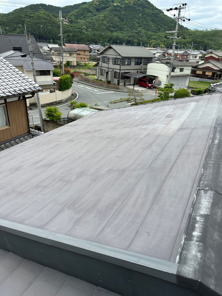 ガルバリウム鋼鈑屋根のメンテナンス　塗装工事