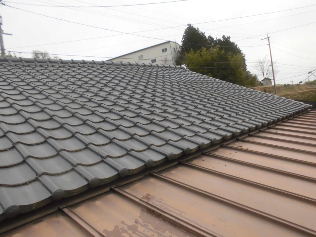 加古川市で屋根塗装工事をしました　新品のような出来上がりに大満足！