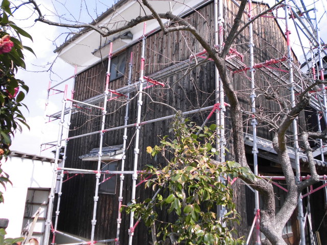 加古川市で外壁のリフォームをしました　シックな色合い味わい深い木目の焼杉板張替え工事　