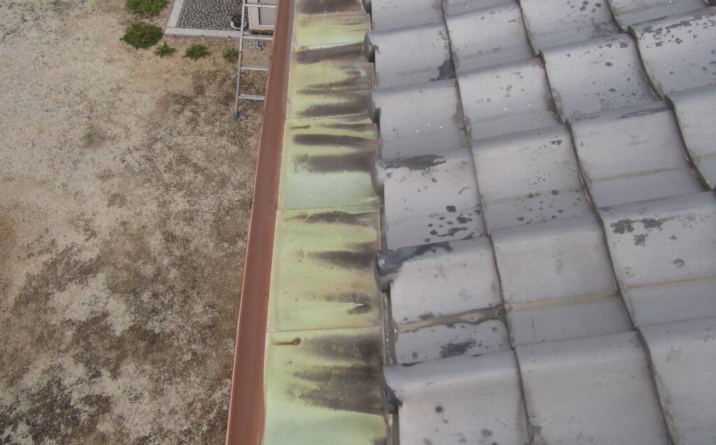 加古川市で屋根のメンテナンス銅板の庇が穴が開き雨漏り！板金工事で解決