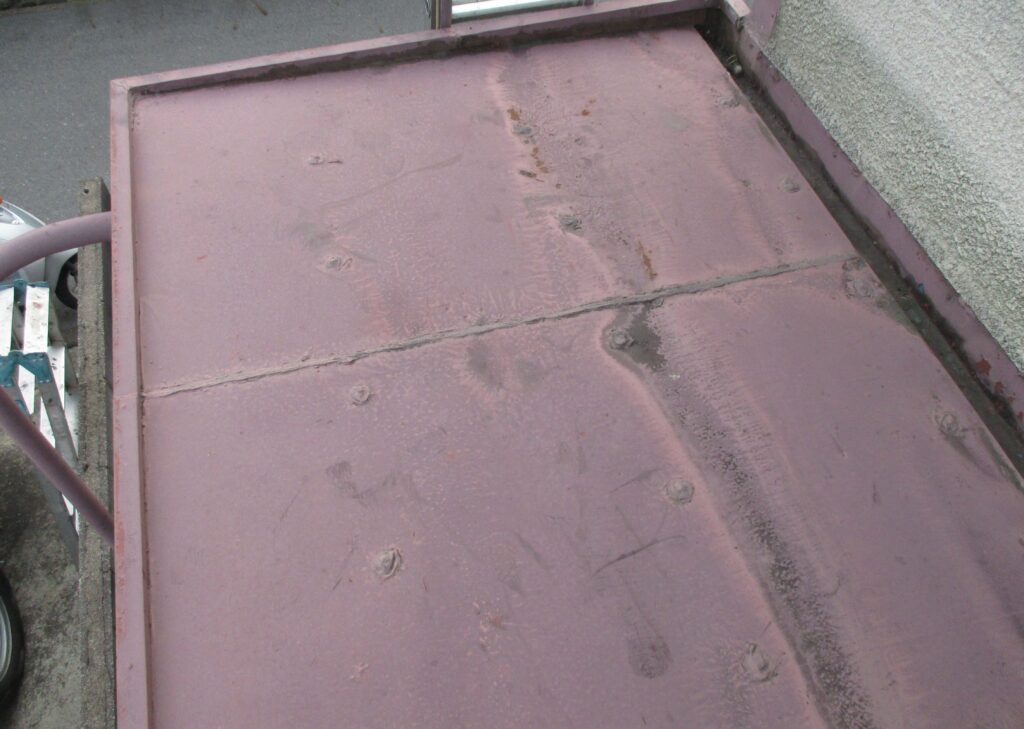 三木市で玄関ポーチの張り替えをガルバリウム鋼板で施工しました。　