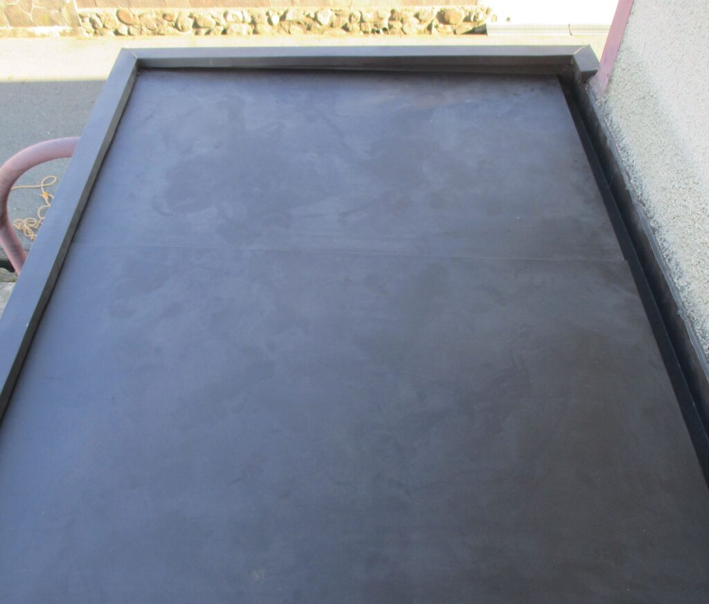三木市で玄関ポーチの張り替えをガルバリウム鋼板で施工しました。　