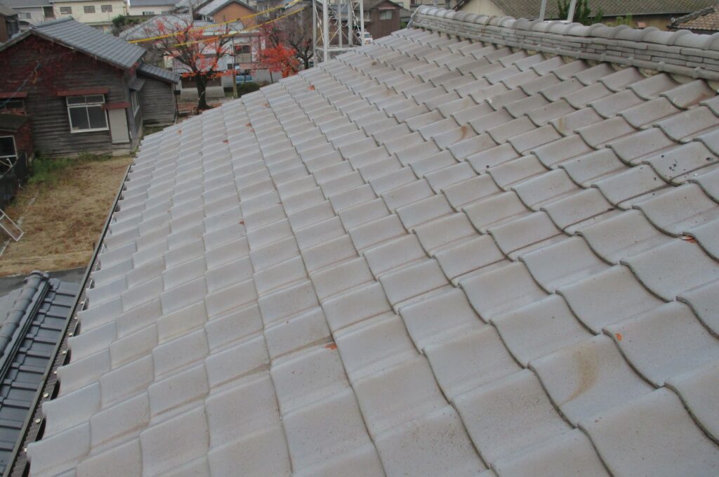 加古川市でKMEW ROOGAを使い屋根葺き替え工事をしました。地震にも安心！　