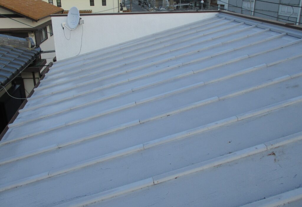 神戸市でトタン屋根のリフォーム　ガルバリウム鋼板で長持ち安心