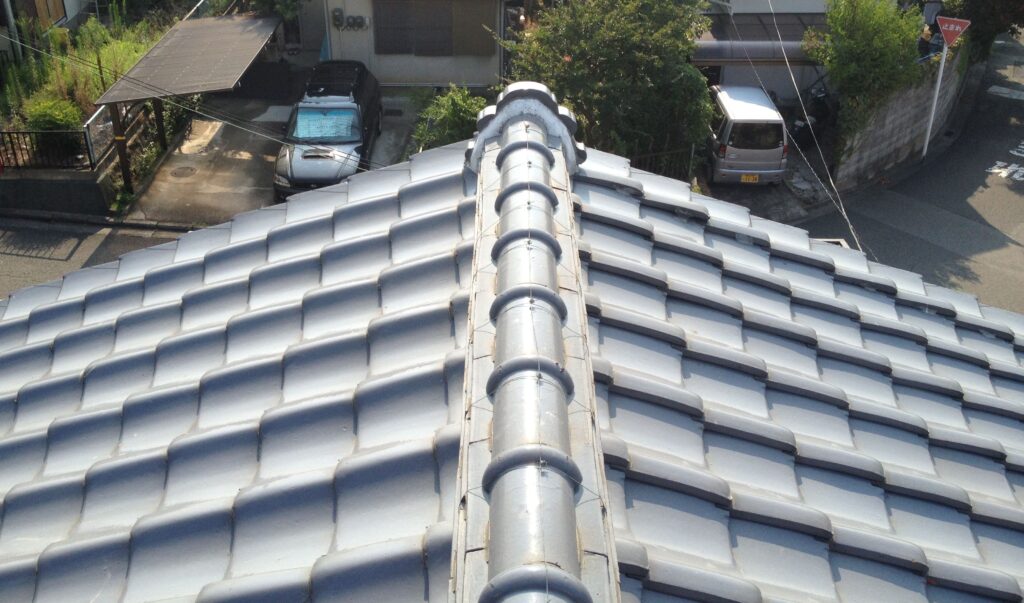 姫路市で瓦屋根から軽い屋根材のLIXIL Tルーフに葺き替え工事をしました。　