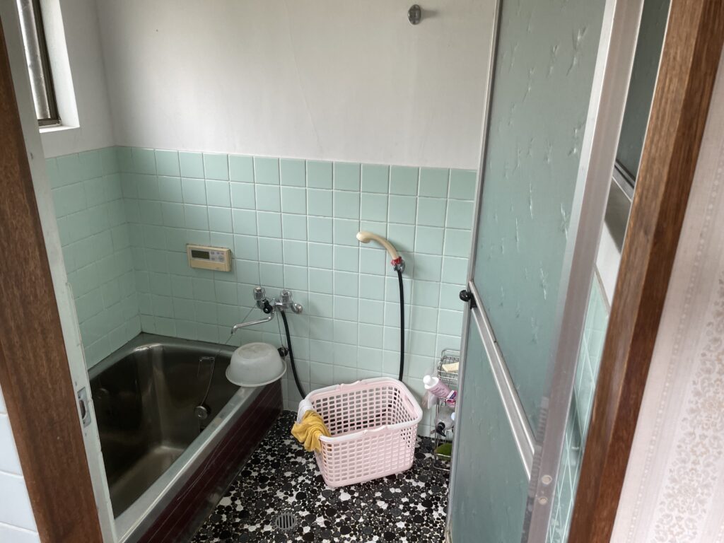 明石市でピッタリサイズの浴室リフォーム！ぎりぎりの寸法で工事しました。
