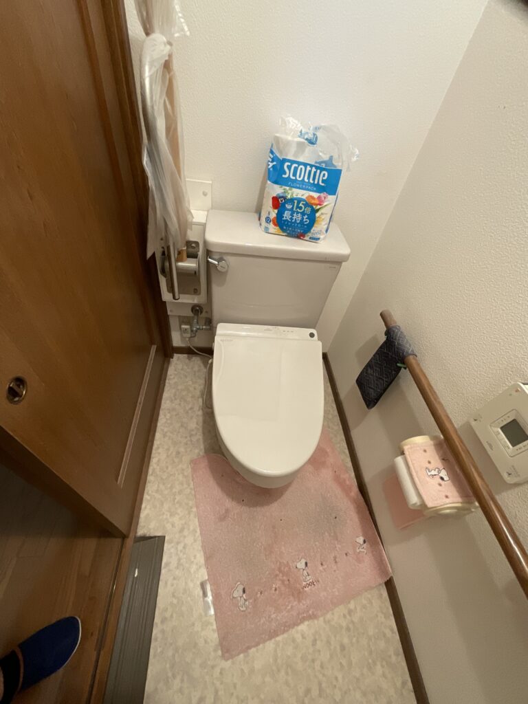明石市でトイレのリフォームをしました　手摺も取り付けて安全に使えます