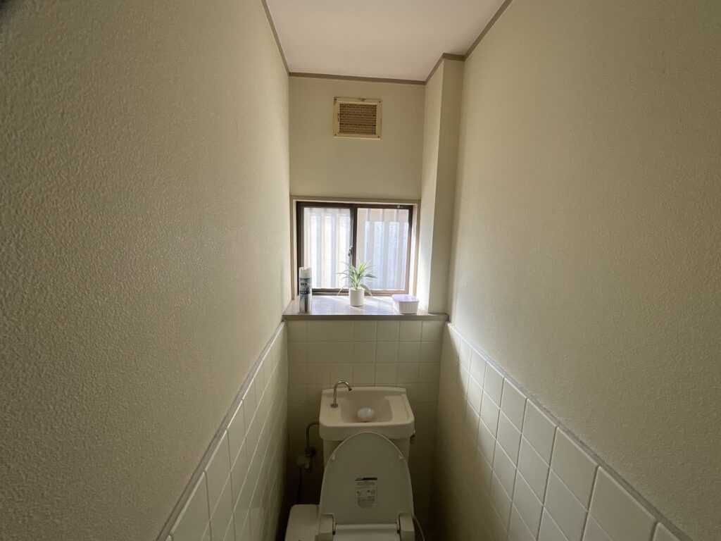 明石市で温かみのある内装のトイレリフォーム