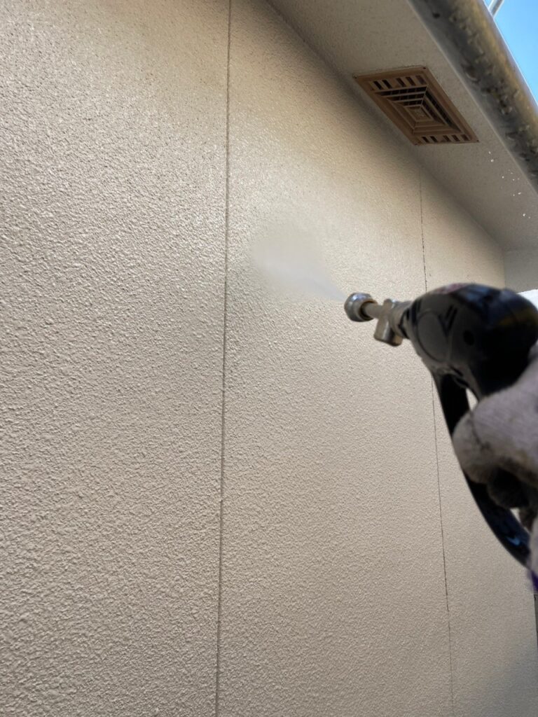 【明石市】外壁塗装の前に高圧洗浄で汚れをきれいに落とします！
