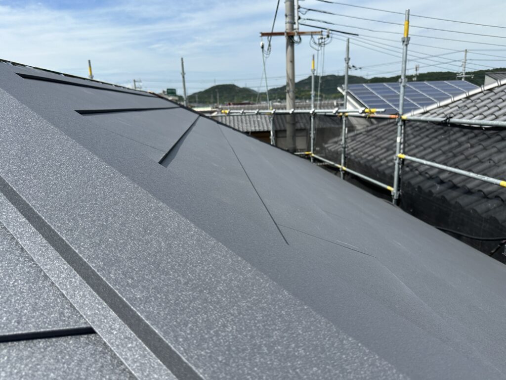 【加古川市】梅雨前に屋根のリフォーム（カバー工法）が着工しました。