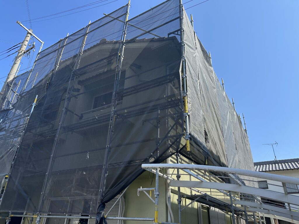 加古川市で屋根と外壁の塗装が始まりました。