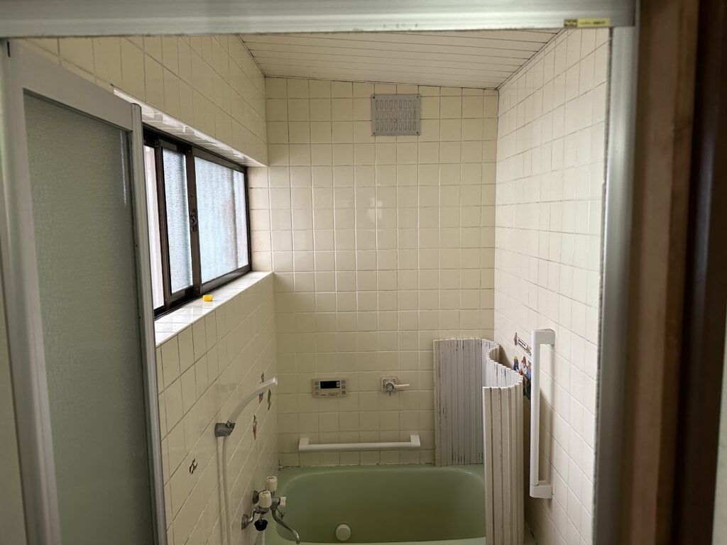 明石市　浴室リフォーム　サイズダウンして収納スペースを設けました